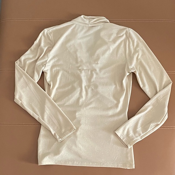Vince Camuto Long Sleeve Gold Shimmer. - Picture 4 of 9